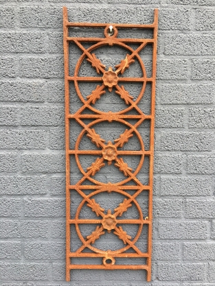 Cast iron window grill, raamrooster, massief smeedijzer, rust-bruin.